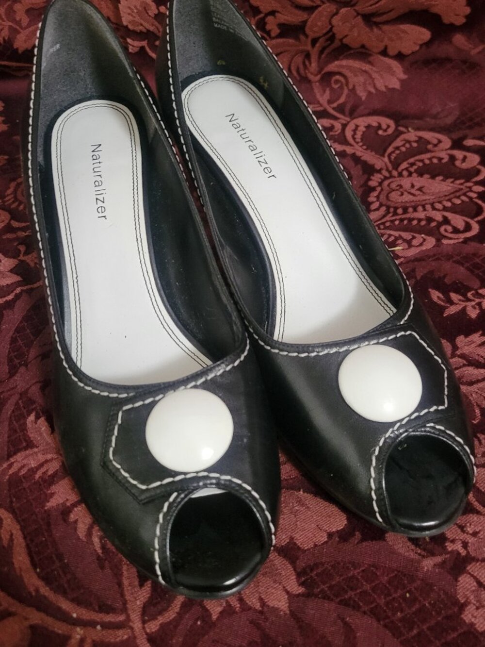 Naturalizer Black Leather White Accent Pumps Size 8.5